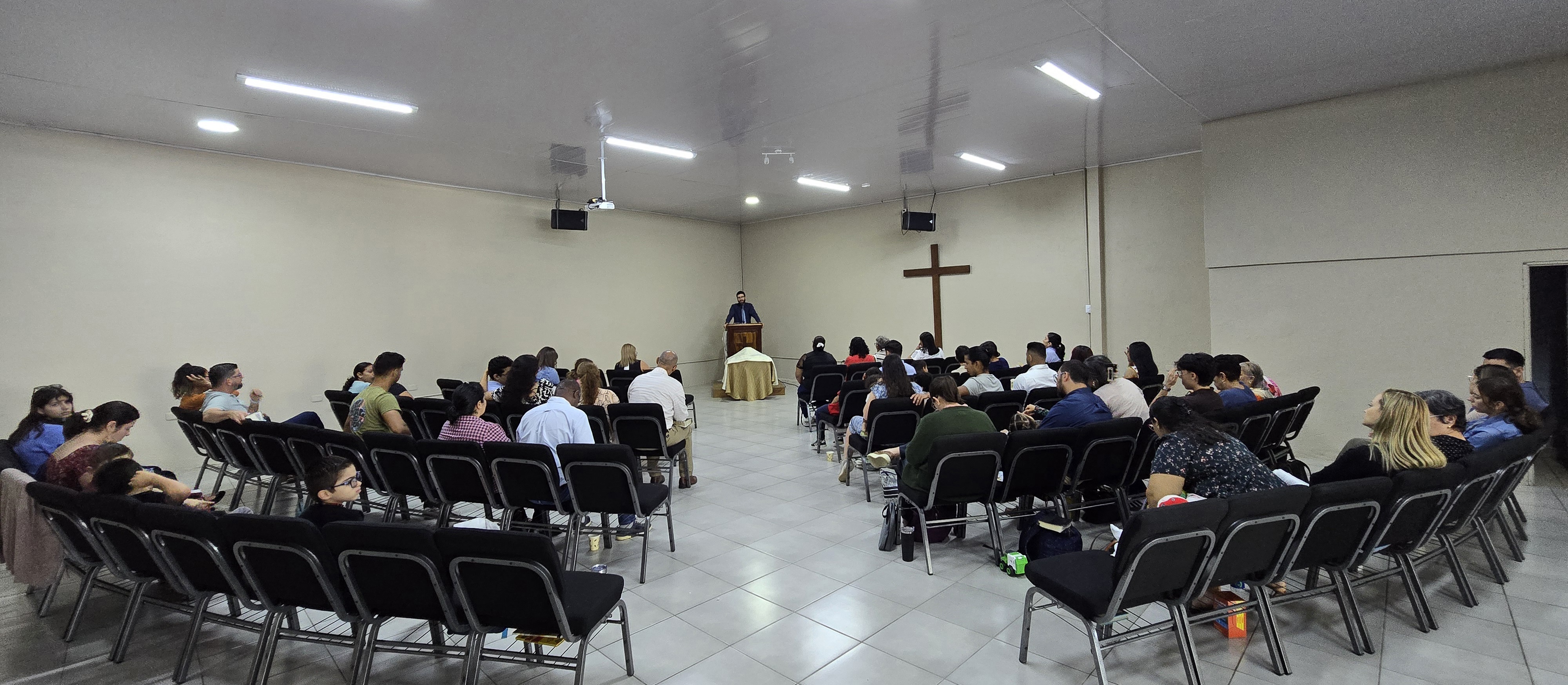 Congregación reunida durante un culto en la Iglesia Bautista Reformada de Liberia